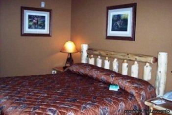 Pine Peaks Lodge & Suites Cross Lake Room photo